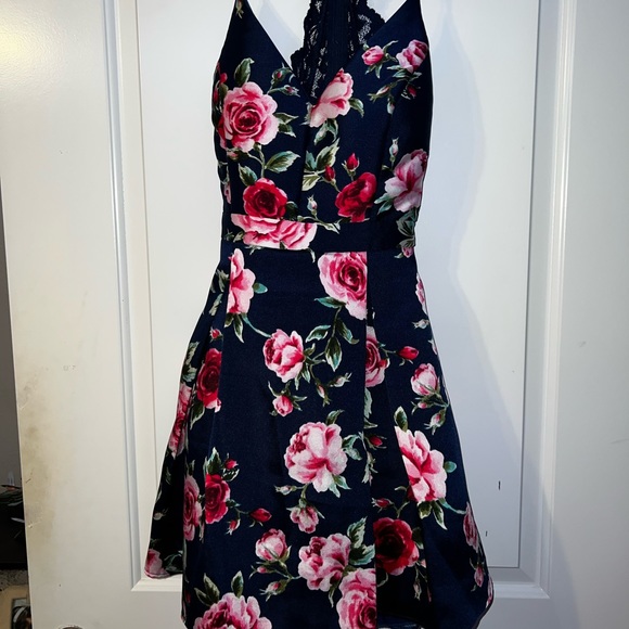 Formal dress - Picture 1 of 4